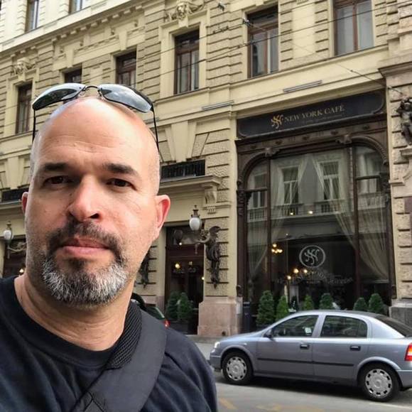 Meet your Posher, Carlos - Picture 1 of 2